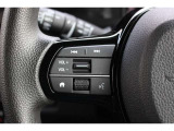 ハンドル左部分でオーディオ操作が可能。そのため、運転中でも目線をずらさずに安全運転♪