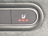 ●フロントシートヒーティング:運転席・助手席共に三段階で調節が可能なシートヒーターを装備しております。季節を問わず快適にご使用いただけます。