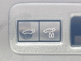 【パワーバックドア】スマートキーや運転席のボタンを押すだけでリアゲートが自動で開閉します!荷物を持っている時や、高い位置にあるバックドアを閉める際に便利な機能です♪