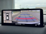 車を真上から見たような映像を映し出す360&deg;ビューモニター。自車の周囲の状況をひと目で確認できるため、狭い場所での取り回しやバック駐車も安全かつスムーズに行えます。