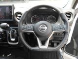 ステアリングハンドルです。オーディオコントロールスイッチが付いて運転中でも手元でオーディオの操作が出来て便利ですよ。