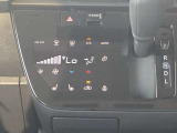 ◆エアコン◆温度の設定をしてAUTOボタンを押すだけ簡単。車内を快適な温度に保ってくれます