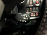高速道路で便利な【クルーズコントロール】も装着済み。アクセルを離しても一定速度で走行ができる装備です。加速減速もスイッチ操作でOKです。