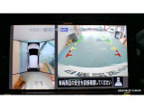 アラウンドビューモニターは4方のカメラで真上から車を見たようにモニターで確認ができます。周辺の安全確認、小さなお子様や障害物も目視で確認できるので駐車のしやすさだけでなく、事故防止にも役立ちます。