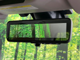 【スマートリヤビューミラー】後席の大きな荷物や同乗者で後方が確認しづらい時でも安心!カメラが撮影した車両後方の映像をルームミラー内に表示。クリアな視界で状況の確認が可能です!