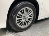 スポーティな印象を与える純正ホイールです。どこまでも走っていきたくなるようなデザインですね♪