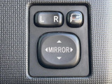 【電動格納ミラー】サイドミラーは電動格納式となっており、狭い駐車場でもキズがつくリスクを抑えられます。