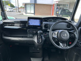 操作性に優れた運転席となります!小物入れや各ボタンの配置にこだわり、使いやすいです!座り心地もよく視認性も良好なのでロングドライブもお任せ下さい!