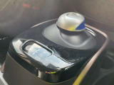 電制シフト。手のひらで包むようにして、手首を軽く動かすだけでシフトできる、マウス感覚のシフト。