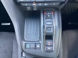 ドライバーの快適な運転を支援。P・N・Dは押す、Rは引くという人間の感覚にマッチした操作感のギアセレクター+電子制御パーキングブレーキ/オートブレーキホールド機能付き。