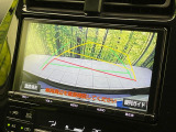 【バックカメラ】駐車時に後方がリアルタイム映像で確認できます。大型商業施設や立体駐車場での駐車時や、夜間のバック時に大活躍!運転スキルに関わらず、今や必須となった装備のひとつです!