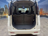 トランクスペースも充分な広さがございます。ゴルフバッグも収納可能です。