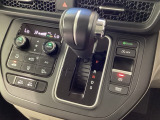 インパネシフトを採用しているので、前席の足元も広々としています。運転席と助手席の行き来もスムーズです!