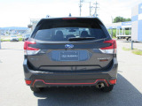 SUBARUは安心安全をご提供するため視界の良さにこだわった車作り。後方視界も良好です。