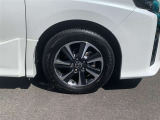 【純正アルミホイール】です!車両デザインに合わせてホイールをデザインしているため、見た目にもカッコイイアルミホイール♪洗車もラクチンで錆びません。