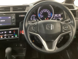 【ハンドル】運転にかかわる様々な操作を安全に行えるように視点移動が少なく操作性に配慮されたスイッチ類が凝縮されたコックピットです。