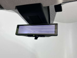 スマートルームミラーで後方の映像がルームミラーで確認できます。
