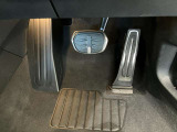 【ペダル】BMWはオルガン式アクセルペダルを採用しています。踏み込む足とペダルが同じ軌跡を描くため、かかとがずれにくく、アクセルコントロールがよりしやすくなるメリットがあります。