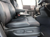 パワーシート搭載。微妙な調整が手軽にでき、ピッタリなポジションで運転することが可能です。