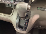 インパネシフトを採用しているので、前席の足元も広々としています。運転席と助手席の行き来もスムーズです!