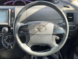 インテリアに合わせたデザインのステアリングは、運転される方のことも考え、運転しやすい形状、大きさです。是非一度、実際に触ってお確かめください。