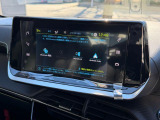 AppleCarPlay/AndroidAutoに対応するスマートフォン接続機能「Peugeotミラースクリーン」を搭載。