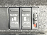 【両側パワースライドドア】スマートキーや運転席のスイッチで後席両側スライドドアの開閉が可能♪電動だから力を入れてドアを開ける必要が無く、小さなお子様でも簡単に開け閉めでき快適です♪