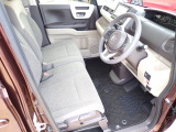 ◆【シートハイトアジャスター】シート横のレバー操作でシートの座面を上下に動かせます。