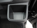 【カップホルダー】エアコン吹き出し口下部に設置されていますので使いやすさバッチリ!運転席から手の届くちょうどの位置です!