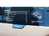 こちらのお車には先進安全装備が多数搭載されています。衝突被害を回避あるいは軽減するためのブレーキや、後方死角からの接近警報、車線逸脱を防止する警報装置など、詳しくはスタッフまでお尋ねください。