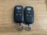 【スマートキー】 スマートキーを携帯していれば、ドアハンドルのボタンを押してロックの解除ができ、パワースライドドアもワンタッチで開閉できます。