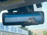 【スマートリヤビューミラー】後席の大きな荷物や同乗者で後方が確認しづらい時でも安心!カメラが撮影した車両後方の映像をルームミラー内に表示。クリアな視界で状況の確認が可能です!