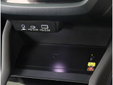Qi規格に対応した携帯機器を置いておくだけで簡単に充電することができるワイヤレス充電器を装備しています。