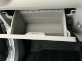 【グローブボックス】収納スペースが沢山あるので車内が散らからずに助かります。ちょっとした物を入れるのにいいですね♪