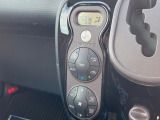 【オートエアコン】一度お好みの温度に設定すれば、車内の温度を検知し風量や温度を自動で調整。暑い&hellip;寒い&hellip;と何度もスイッチ操作をする必要はありません。快適な車内空間には必須の機能ですね♪
