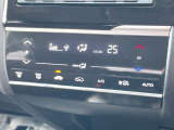 【オートエアコン】一度お好みの温度に設定すれば、車内の温度を検知し風量や温度を自動で調整。暑い&hellip;寒い&hellip;と何度もスイッチ操作をする必要はありません。快適な車内空間には必須の機能ですね♪