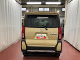 跳ね上げ式バックドアなので、雨天時の荷物の出し入れの際も濡れにくいです。