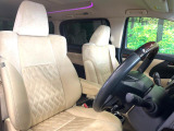 運転席まわりには十分なスペースがあり、大柄な方でもゆったり運転していただける環境です。