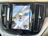 【360&deg;ビューカメラ】4台の高解像度カメラで360度の鳥瞰図を表示。隣の車や壁、死角にある障害物などを画面で確認できるため、狭いスペースでの駐車・出入りも安心です。