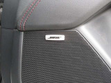 BOSEサウンドシステムを搭載。「良い音を出す」ではなく、その車種のごとに特徴を計算(車種専用設計)し、「反響音」を作り出すことによってどの座席でも自分中心で音が聴こえ、「心地よい空間」を作り出します。
