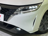 【LEDヘッドライト】悪天候や夜間走行時も良好な視界を確保し安心して運転できる高輝度LEDヘッドライトを装備!点灯速度が早く、消費電力も抑えられています。