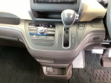 足元スッキリ、インパネシフトです。パーキングブレーキはフットブレーキタイプなので、運転席と助手席の間がスッキリしています。