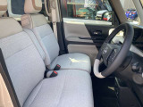 ◆前面ドア運転席◆ドアの開口が広く乗降ラクラク。シートの幅も広く運転していてもストレスを感じません。足元も広く快適なドライブを演出してくれます。