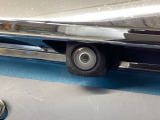 車の後方に小型カメラが付いておりバックする際の後方の様子をモニター上に表示します。