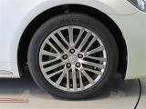 純正のアルミホイール装着車です。タイヤサイズは225/50R17です。