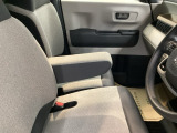 アームレストは、運転中の腕をしっかりと支えることで、疲労を大きく軽減してくれます。