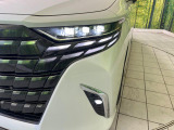【LEDヘッドライト】悪天候や夜間走行時も良好な視界を確保し安心して運転できる高輝度LEDヘッドライトを装備!点灯速度が早く、消費電力も抑えられています。