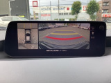 狭い場所での駐車やすれ違いなどでより的確な運転操作に役立つ360&deg;ビューモニターが装備されています。