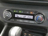 【オートエアコン】車内温度を感知して自動で温度調整をしてくれるのでいつでも快適な車内空間を創り上げます!どの席に座っても快適なドライブが楽しめます♪