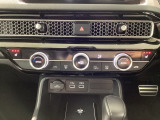運転席と助手席にシートヒーターが付いています☆寒い時期に腰周りを温めてくれるので体全体が温まりやすいのは勿論、暖房と違い顔に風が当たらないので、乾燥肌やドライアイの方でも大丈夫☆